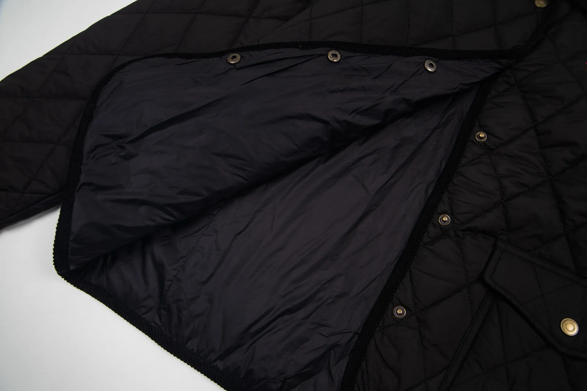 P330 Model No.: G130 Ralph Lauren New Ralph Lauren chest logo embroidery diamond plaid lapel corduroy cotton jacket 1️⃣Selected high-quality high-elastic cotton, perfect control of workmanship details, exquisite small logo embroidery on the chest, corduroy color-blocked lapels, pocket design full of details, highlighting personality! The version is simple but not simple! 3️⃣It is very youthful and energetic, and can be easily worn by both men and women. It is very in line with the fashion aesthetic concepts of today's young people! 4️⃣A full set of customized accessories, complete with three standards, same style for men and women, a must-have for couples! Color: black, navy blue, apricot Size: S, M, L, XL